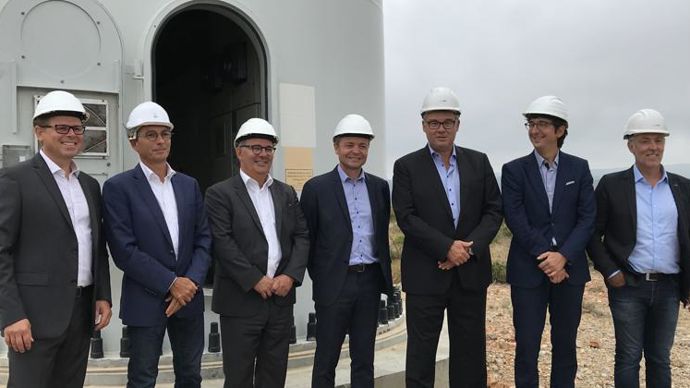 De gauche à droite, Rémi Lambert, directeur des ventes Entreprises et collectivités EDF, Mathieu Bonnafous, directeur des opérations Maïsadour, Olivier Roland, directeur EDF Commerce Sud-Ouest, David Augeix, directeur région sud EDF Renouvelables, Philippe Carré, DG de Maïsadour, Sylvain Guédon, DG délégué Agregio, Alexis Armangau, maire de Fitou. © EDF Renouvelables